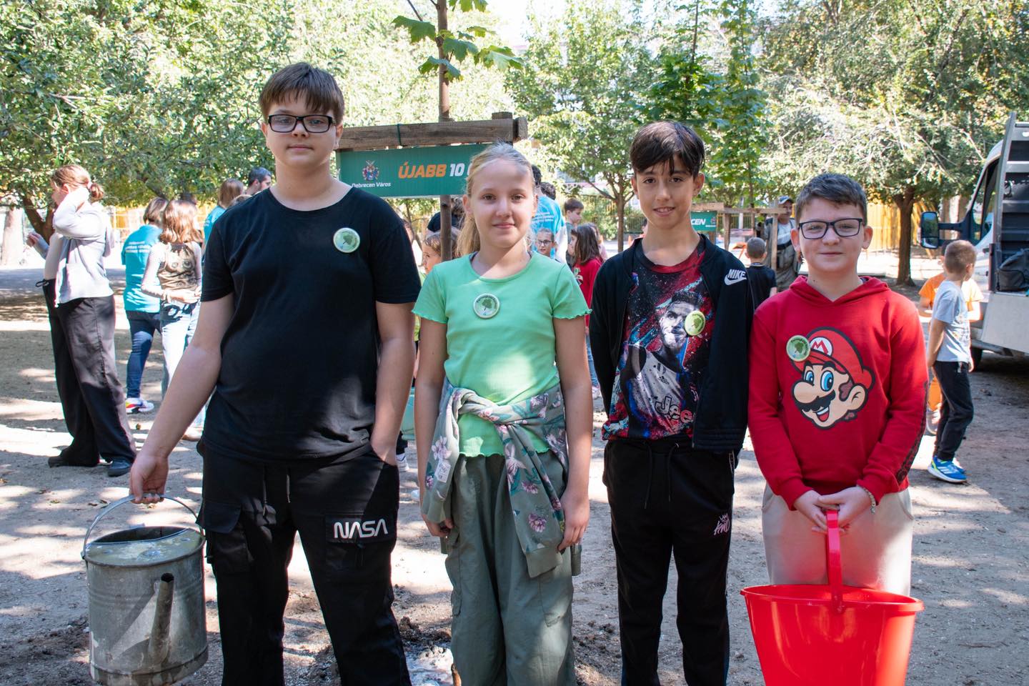 Fát ültettek a Fazekas diákjai Debrecenben az Autómentes Napon
