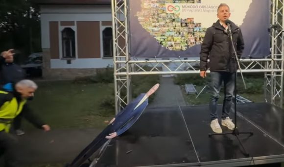 Magyar Péter, majd lelökte Orbán kartonfiguráját Bonyhádon