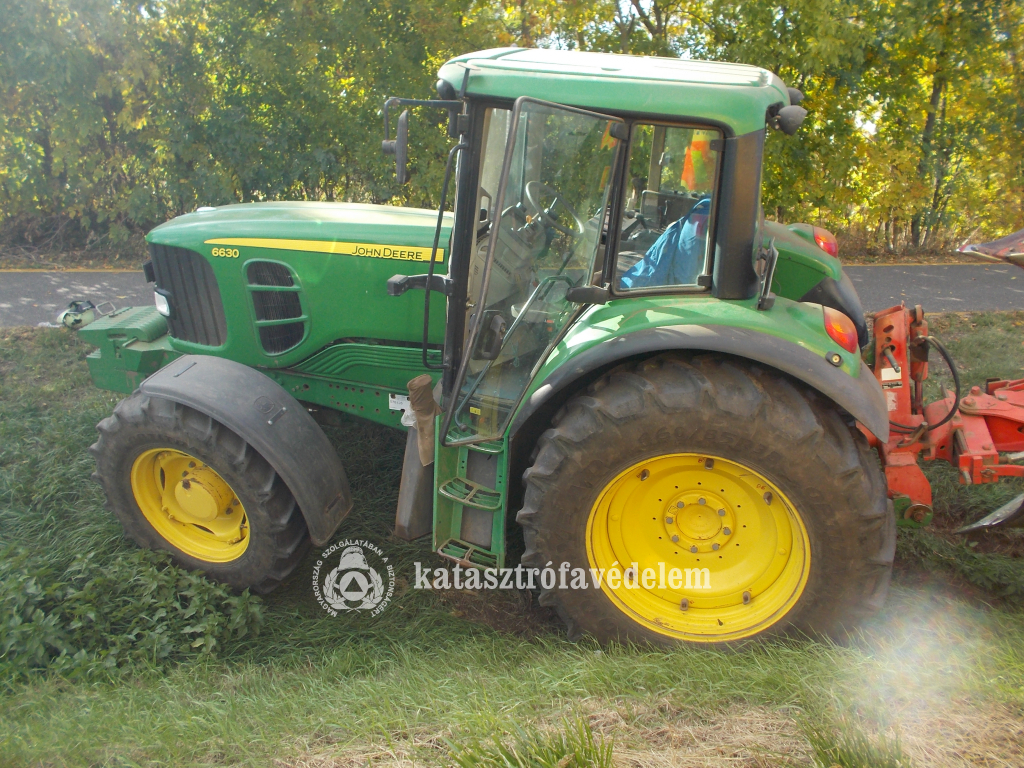 Árokba hajtott egy traktor Hajdúszoboszlón