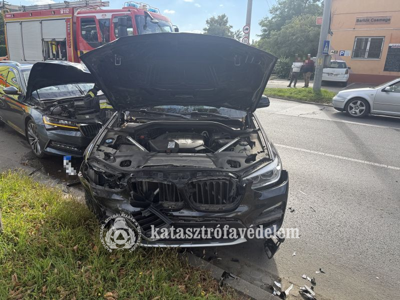 Baleset volt Debrecenben, kórházba vitték a sofőröket