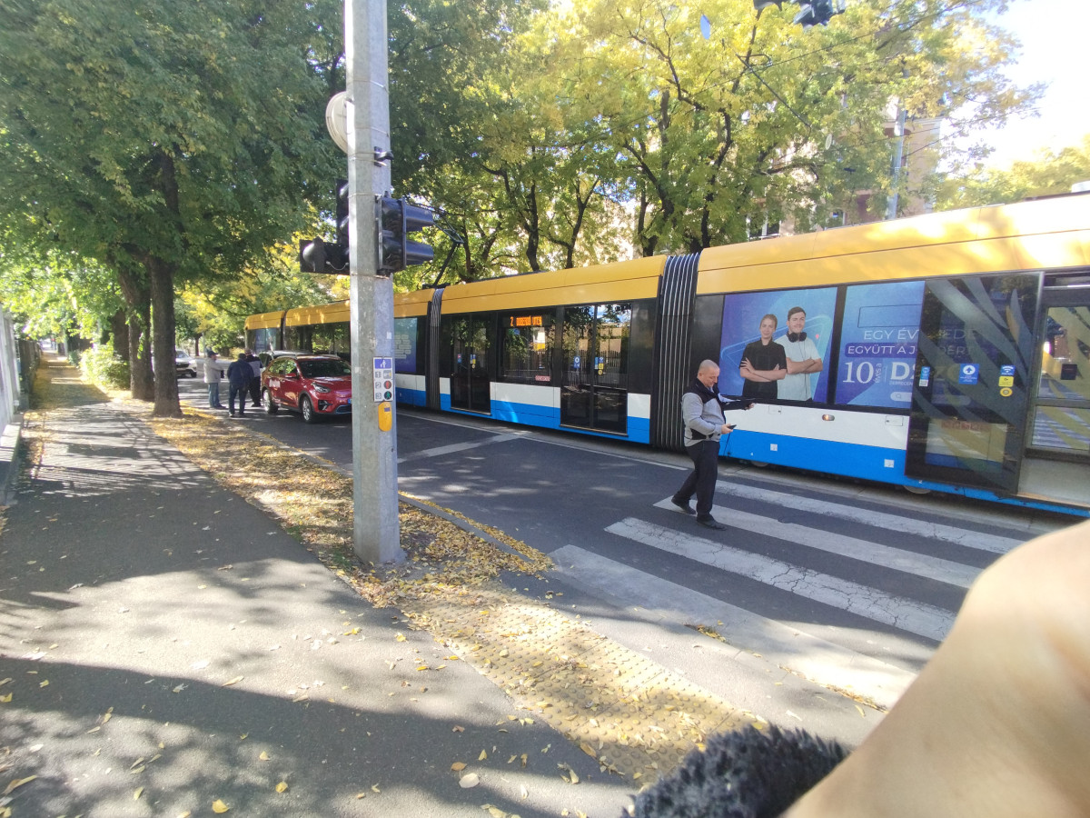 Autóval ütközött a 2-es villamos Debrecenben