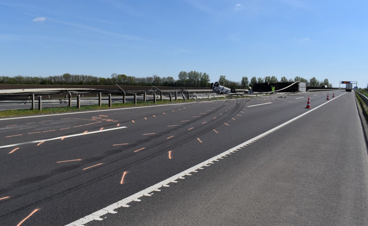 Felborult egy kamion az M35-ösön