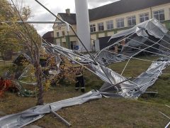 Derecskén egy kétszáz négyzetméteres rendezvénysátrat kapott fel a szél