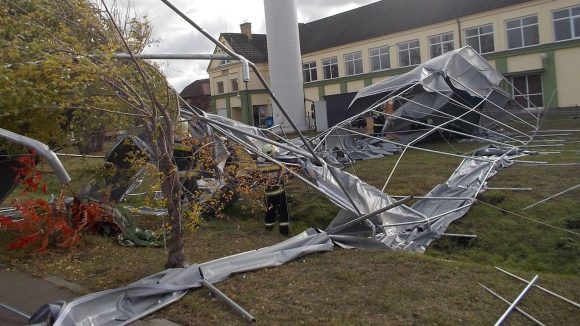 Derecskén egy kétszáz négyzetméteres rendezvénysátrat kapott fel a szél