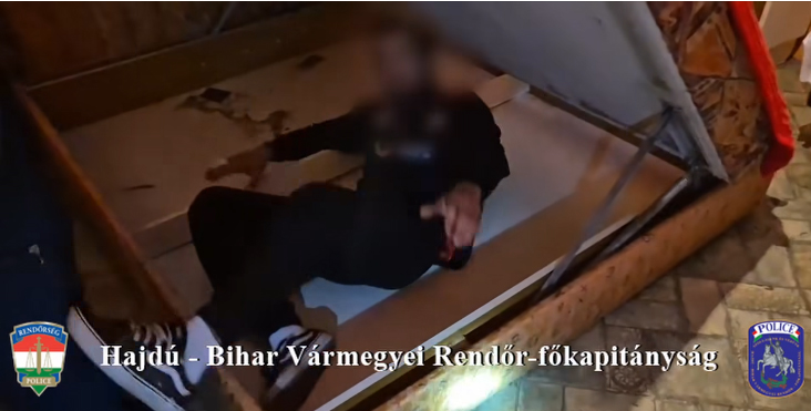 Ágyneműtartóba bújt a hajdúhadházi rendőrök elől egy férfi
