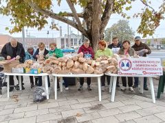 Ételosztás Debrecenben, a Petőfi téren