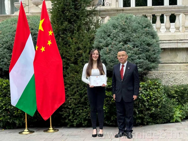 Debreceni hallgatókat tüntetett ki a kínai nagykövet