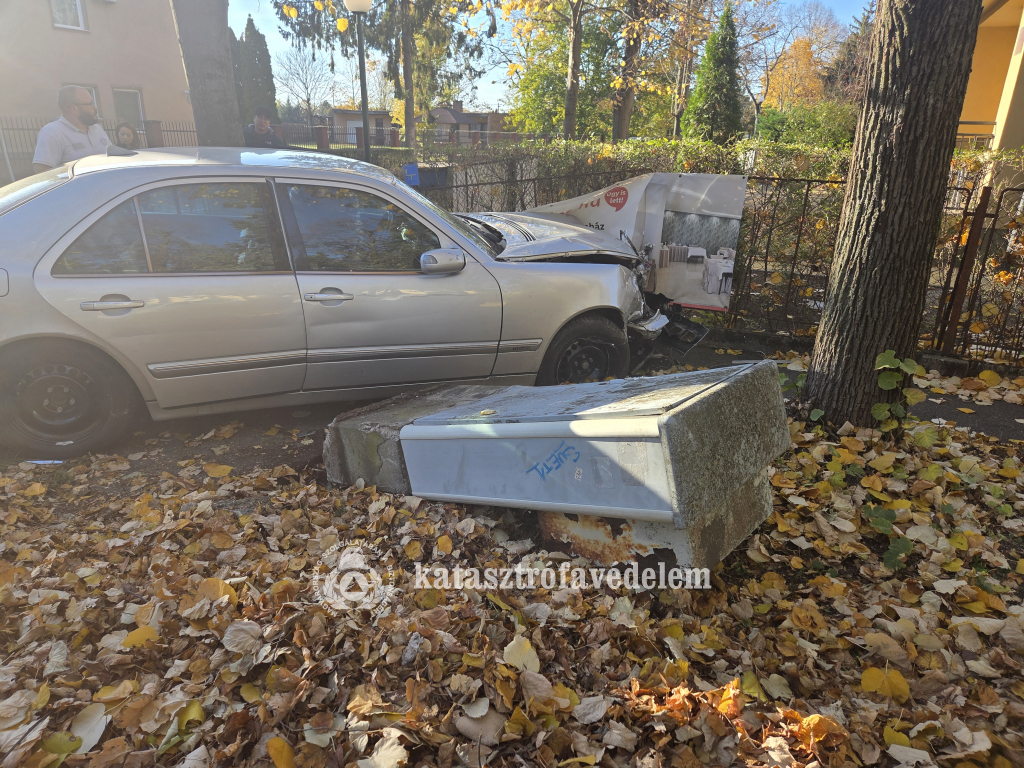 Ütközés után egy távközlési dobozt is kidöntött egy autó Hajdúszoboszlón