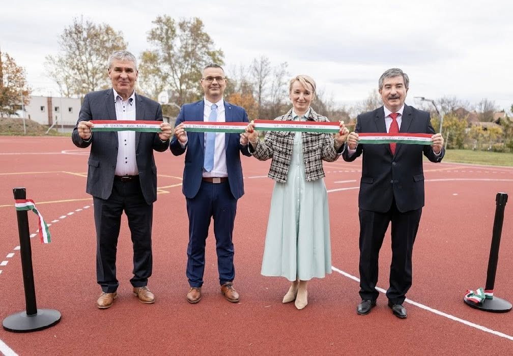 Tülekedtek a fideszes politikusok Bárándon - átadtak egy rekortán pályát