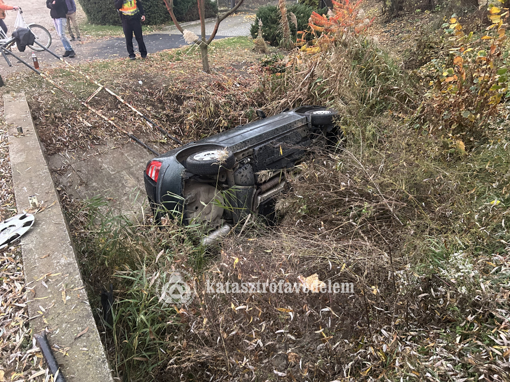 Az árokban kötött ki egy autó Debrecenben