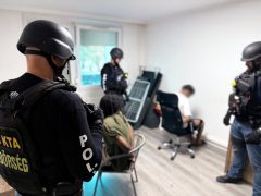 Rajtaütés Debrecenben: két külföldi kábítószer-kereskedőre csaptak le a rendőrök