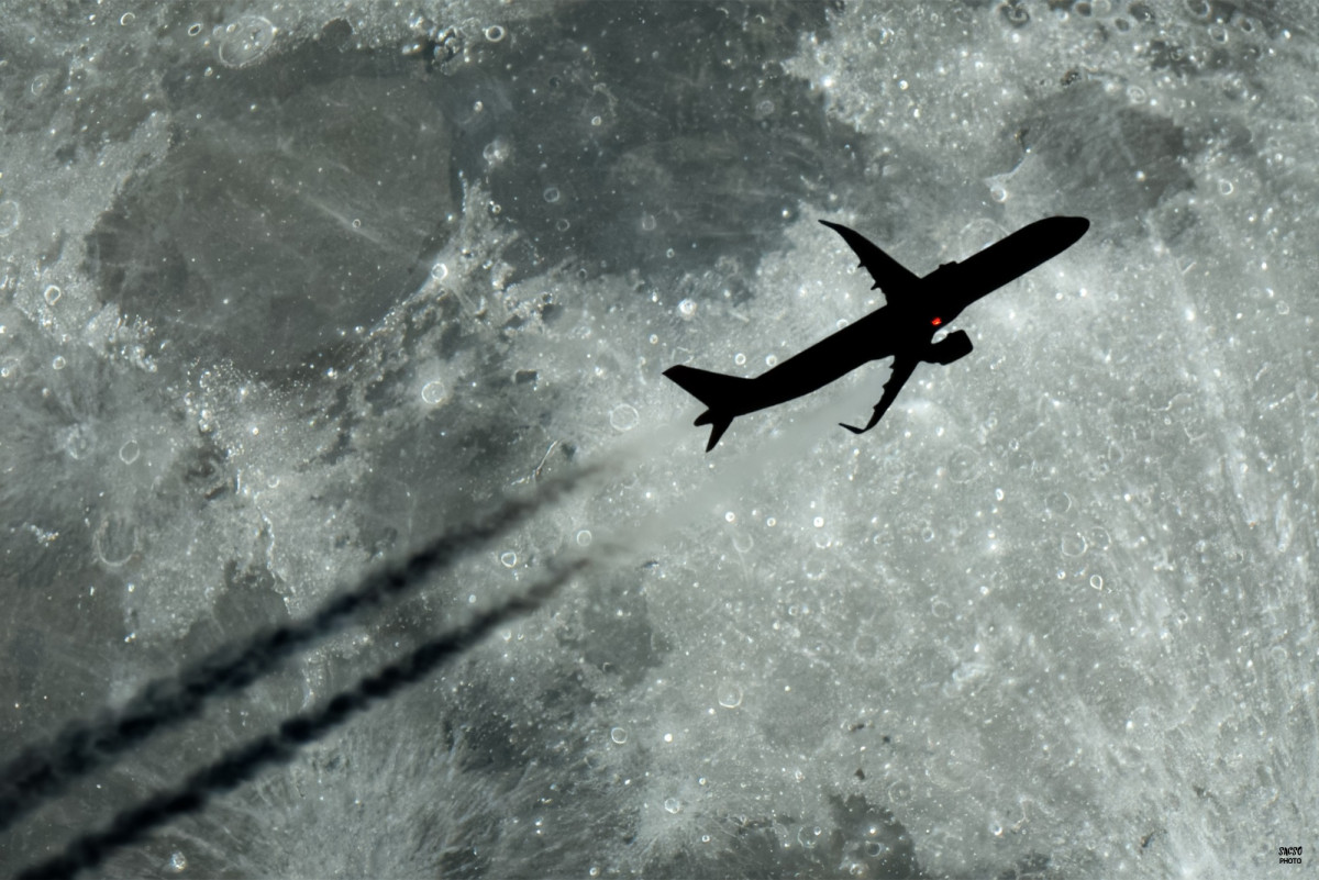 Telihold és repülőgép varázslatos találkozását örökítették meg Balmazújvárosban