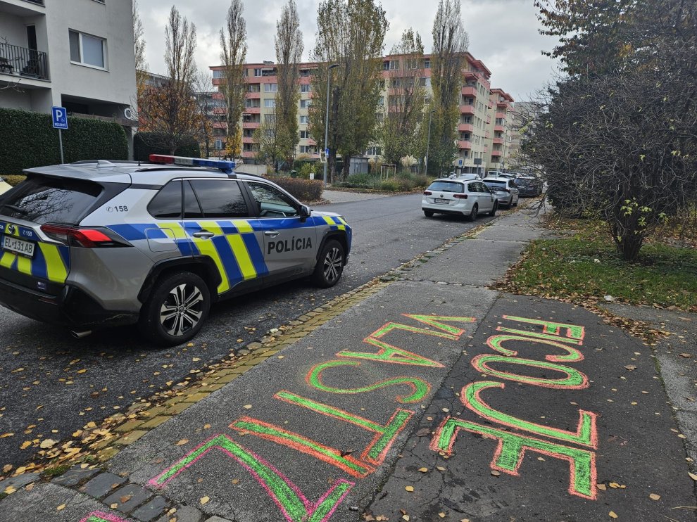 "Milyen ízű Putyin f...a?" - Elvitték a rendőrök a diákot, aki krétával üzent a szlovák miniszterelnöknek