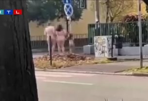 Mezteenül sétált egy család Debrecenben