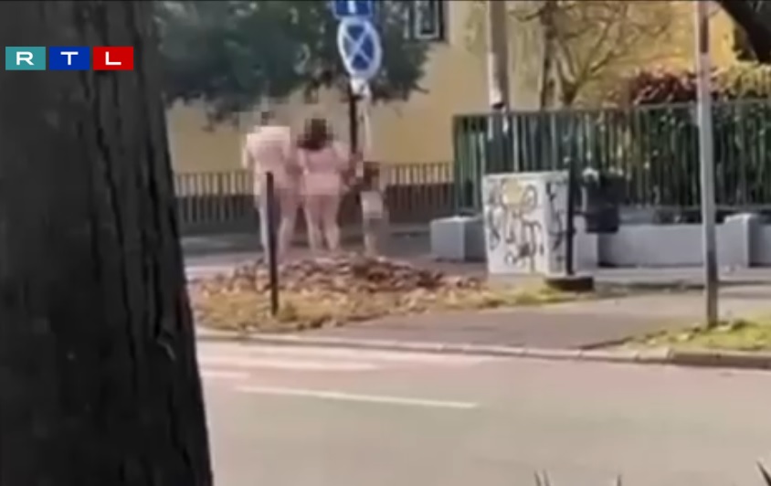 Mezteenül sétált egy család Debrecenben