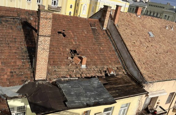 Megdőlt egy kémény Debrecen belvárosában