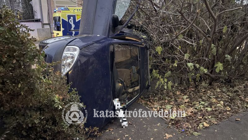 Oldalára borult egy autó Hajdúböszörményben