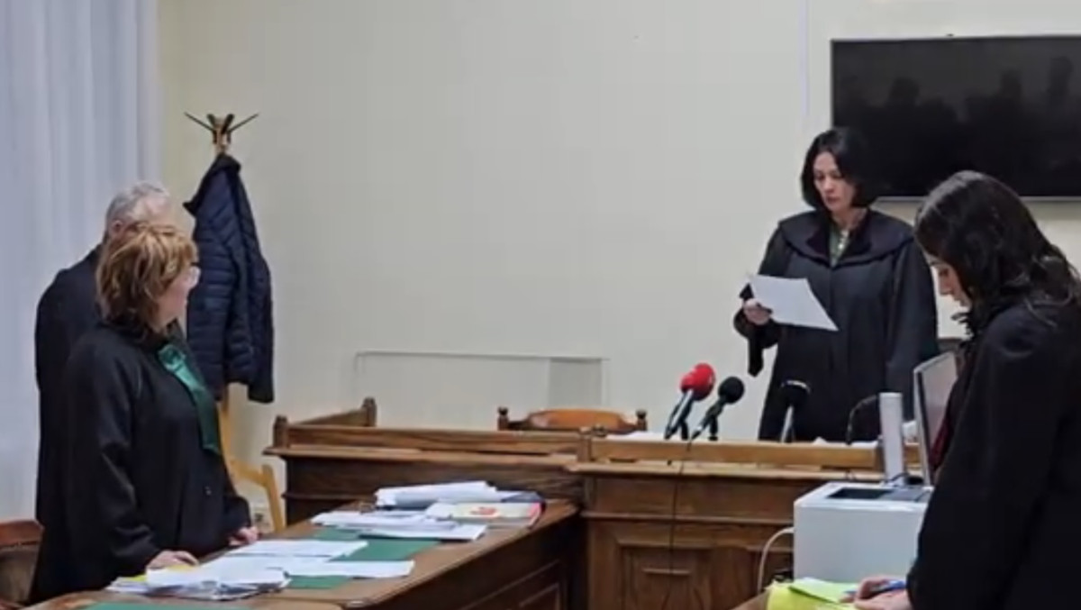 Kislányok mellének fogdosásával vádolnak egy polgári katolikus papot