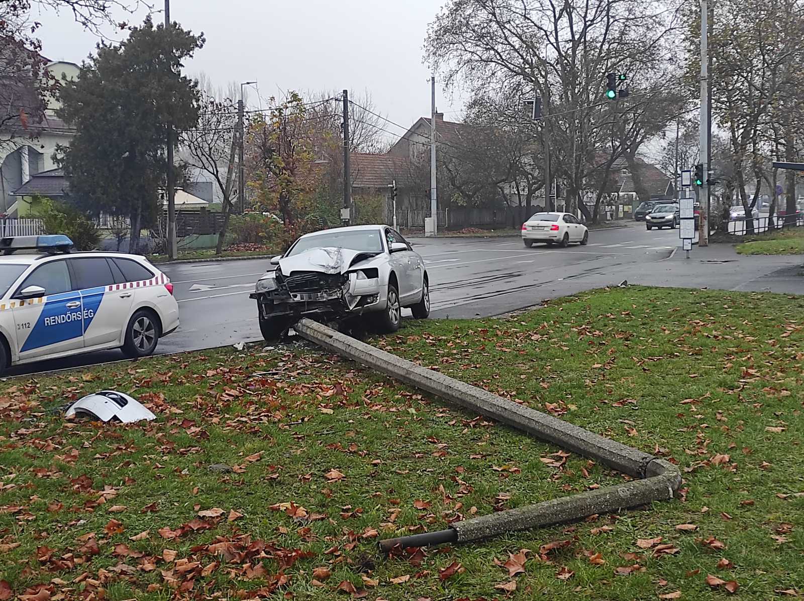 Oszlopot döntött egy autó Debrecenben
