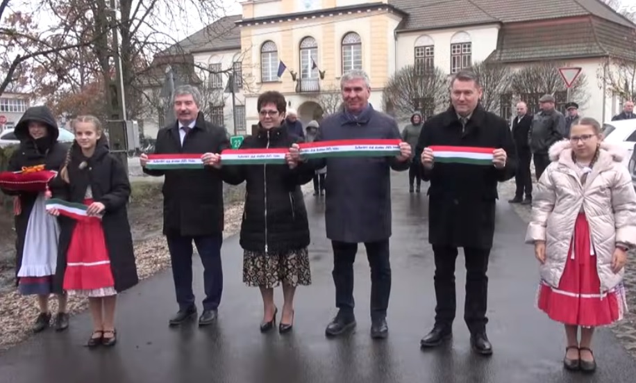 Kislányokat használtak biodíszletnek a fideszes Bodó Sándorék Földesen