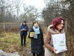 Kenyeret és dobozolt melegételt vittek debreceni képviselők a nagycserei rászorulóknak