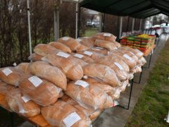 Kenyeret és dobozolt melegételt vittek debreceni képviselők a nagycserei rászorulóknak