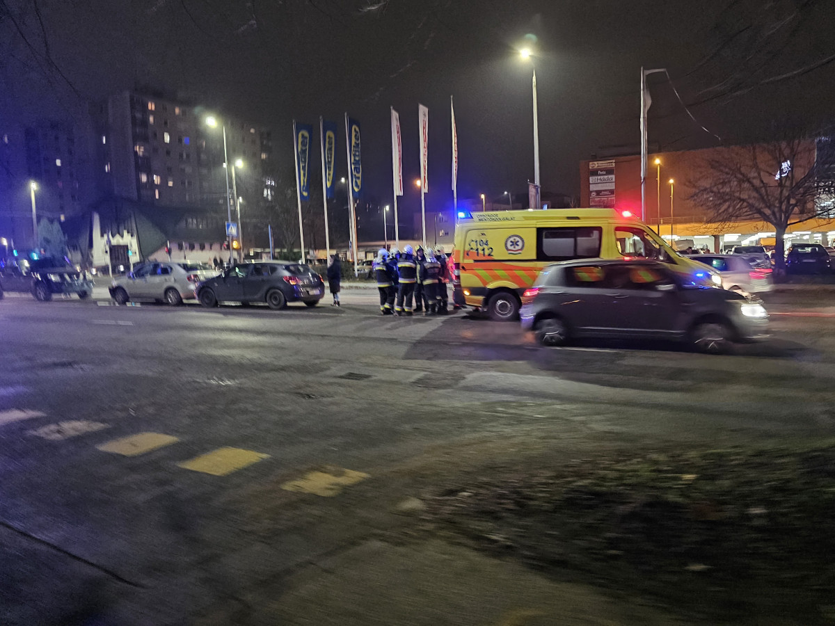 Hármas karambol történt Debrecenben