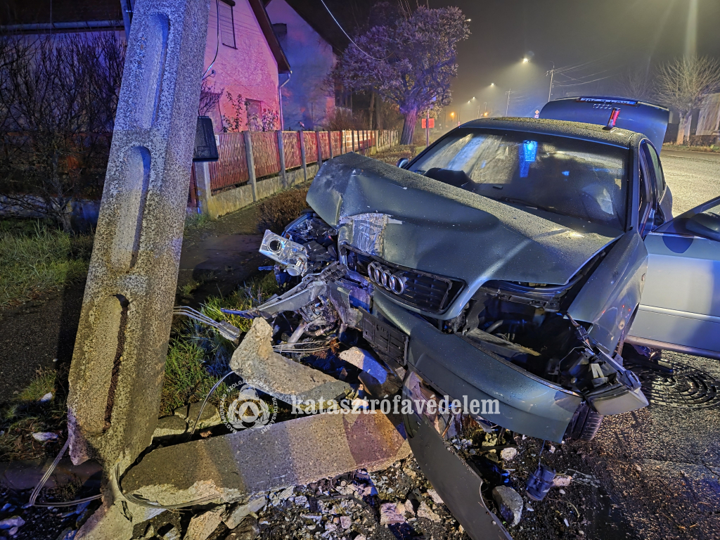 Villanyoszlopnak hajtott egy autó Püspökladányban