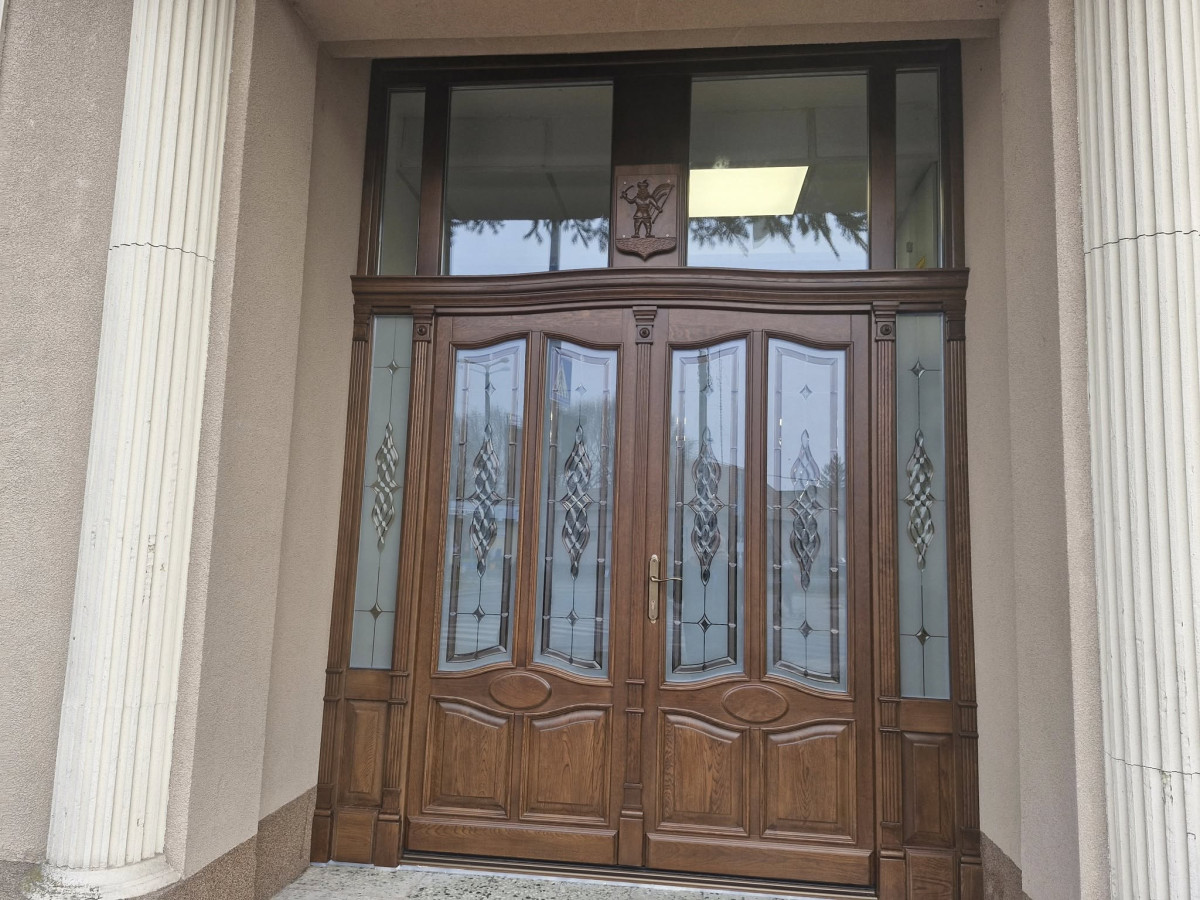Kézműves bejárati ajtót kapott a vámospércsi városháza