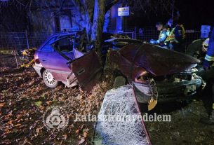 Fának hajtott egy autó Berettyóújfaluban