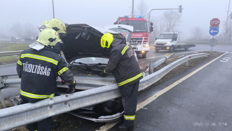 Szalagkorlátnak hajtott egy autó a 4-es főúton, Debrecennél