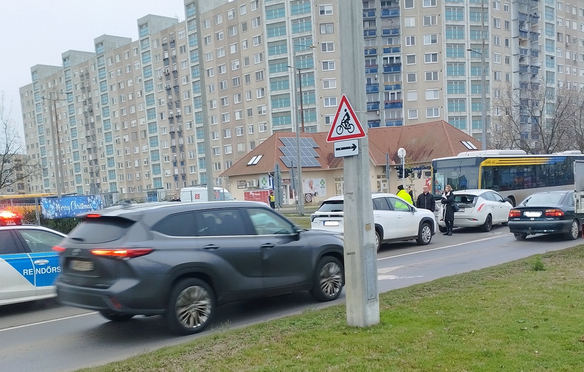 Busz és személyautó karambolozott Debrecenben