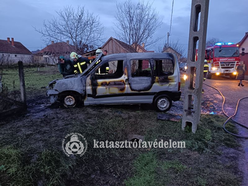 Kigyulladt egy autó Váncsodon