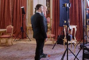 Sulyok Tamás Kapu Tiborral mond beszédet újévkor