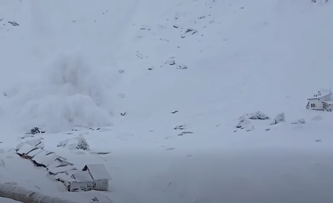 Lavinát indított el két síelő a Fogarasi-havasokban