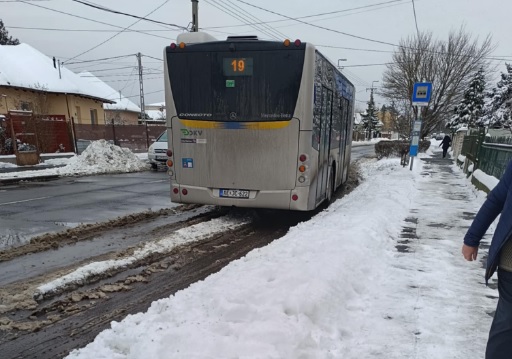 Havas buszmegálló Debrecenben