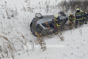 Árokba csúszott egy autó Nádudvarnál