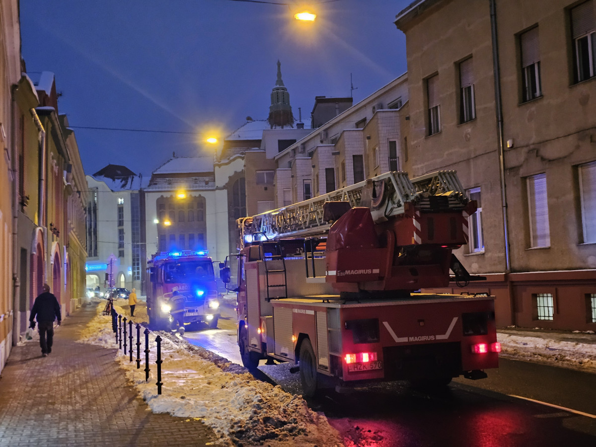Tűzoltók éjjel Debrecenben