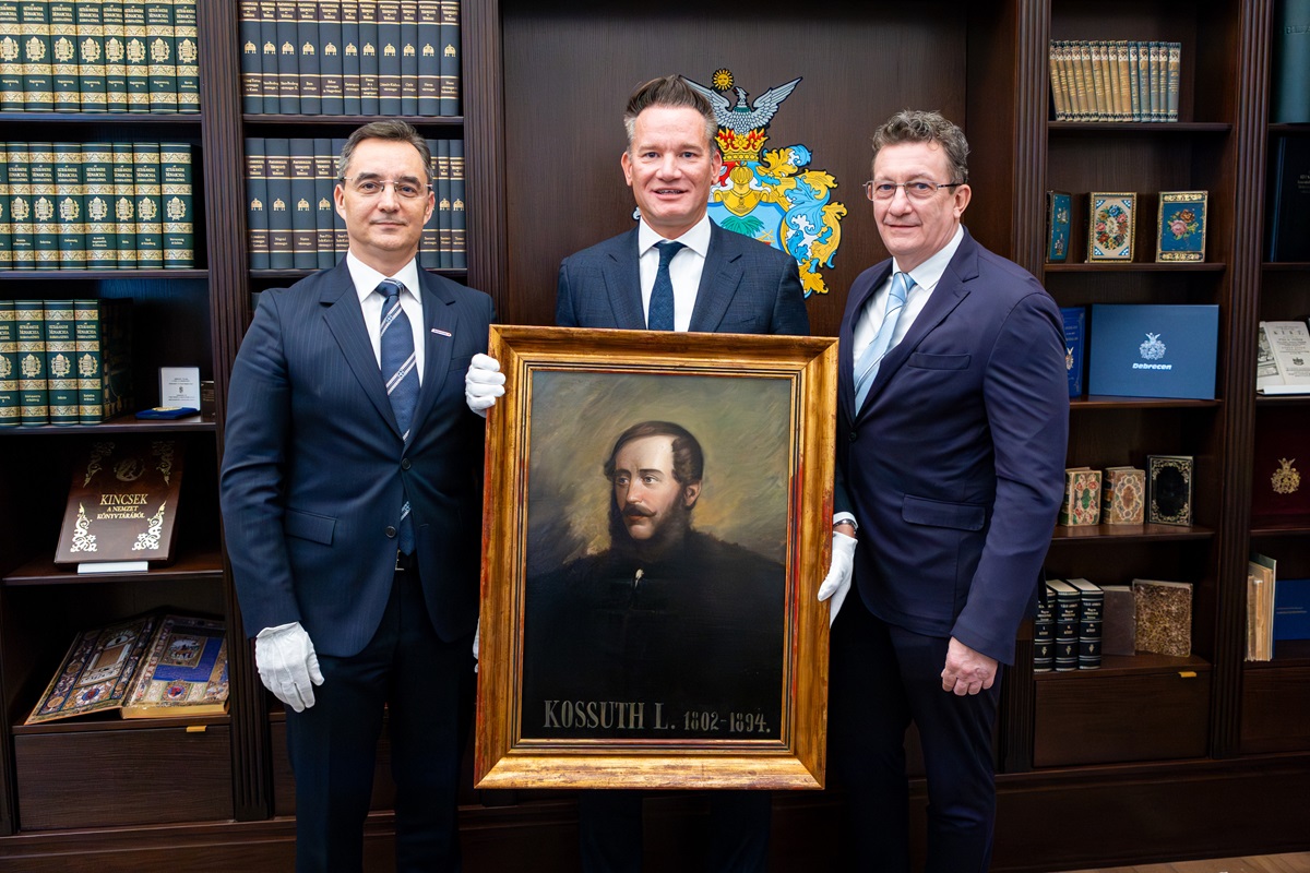 "Festményadományt" kapott Debrecen Mészáros Lőrinc bankjától, Papp László nagyon hálás