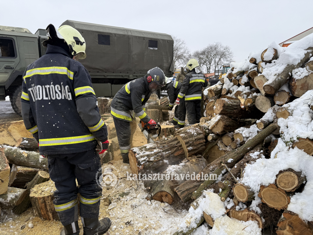 Csak vágnak és vágnak: így segítenek a hidegben a hajdú-bihari tűzoltók