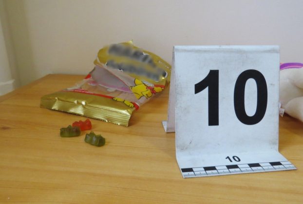 Szendvicset és gumicukrot dézsmált a betörő