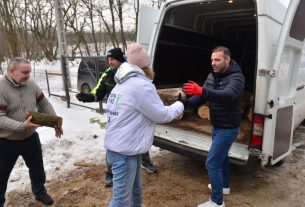 Tűzifaosztás a Biczó István kertben
