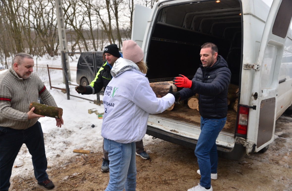 Tűzifaosztás a Biczó István kertben