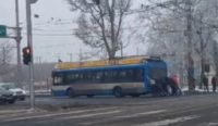 Lerobbant a troli Debrecenben, az utasoknak kellett betolnia