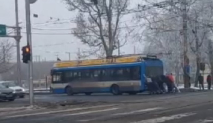 Lerobbant a troli Debrecenben, az utasoknak kellett betolnia