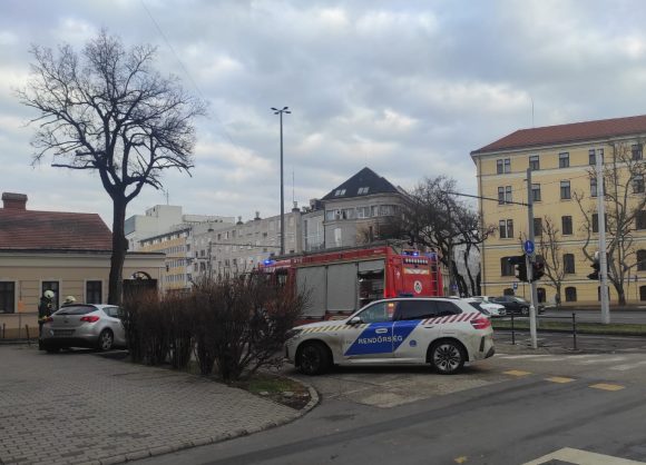 Csatornafedőn akadt fenn egy autó Debrecenben
