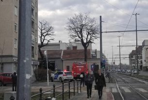 Csatornafedőn akadt fenn egy autó Debrecenben