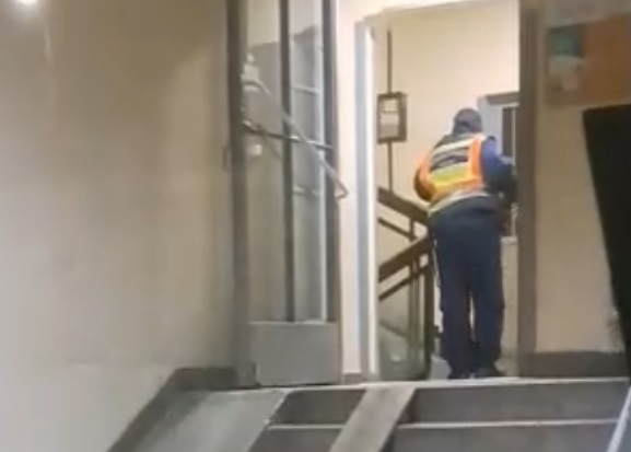 Baltával támadtak a Tisza Párt fiatal önkénteseire Debrecenben