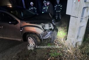 Karambolozott, majd villanyoszlopnak csapódott egy autós Debrecenben