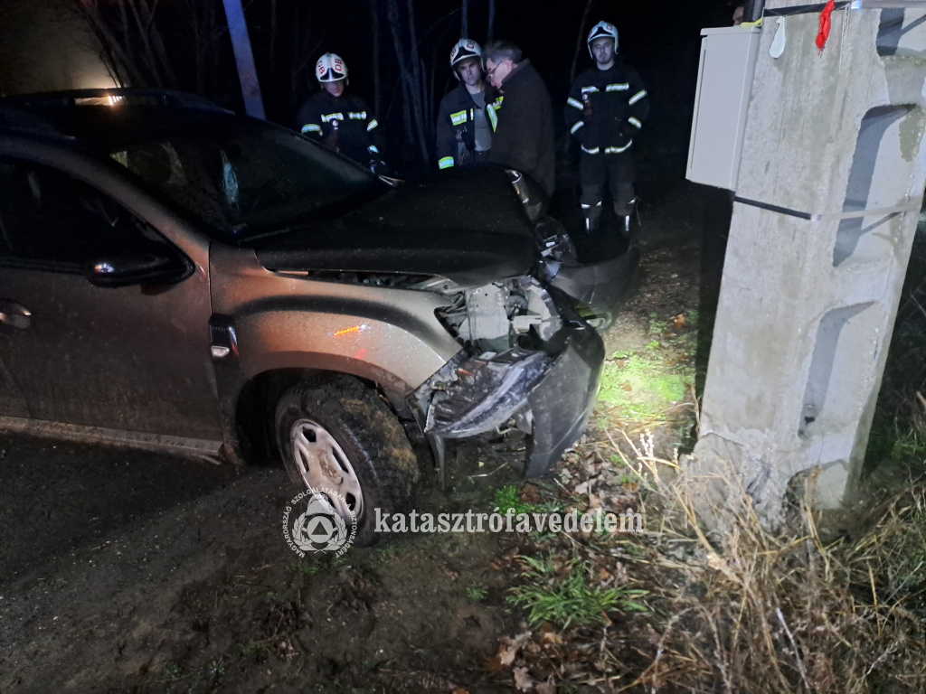 Karambolozott, majd villanyoszlopnak csapódott egy autós Debrecenben